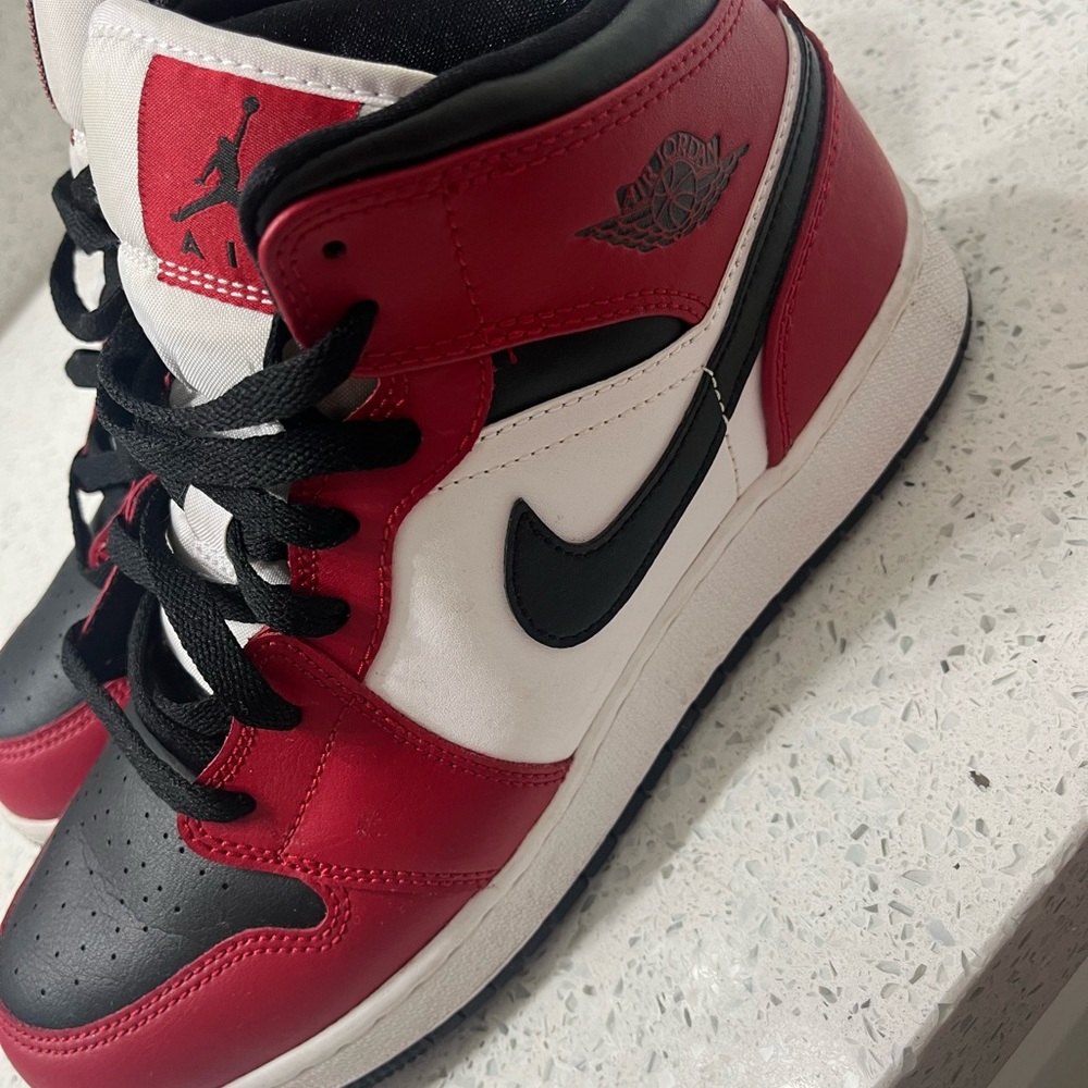 Air Jordan Mid 1 Chicago “black toe”